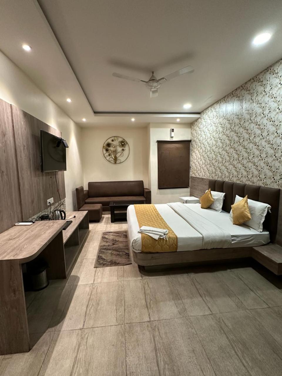 Hotel The Heera Divine Kanpur Exterior foto